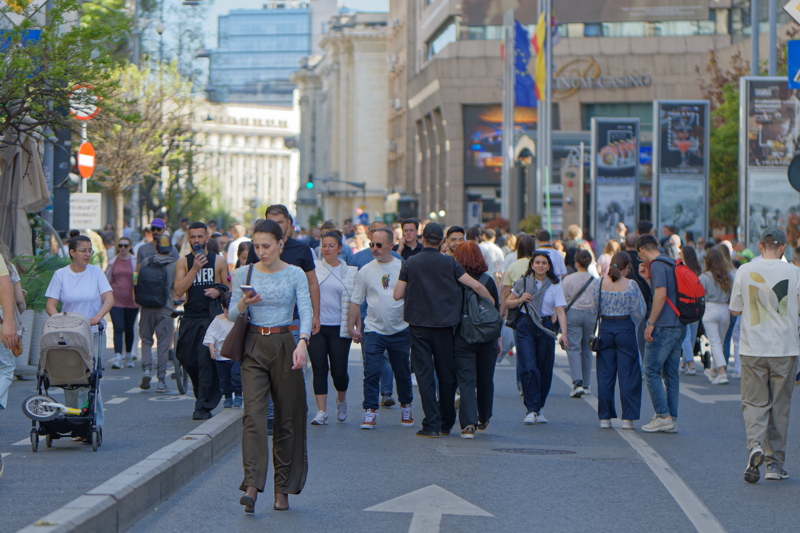 Lots of people walking in the weekend